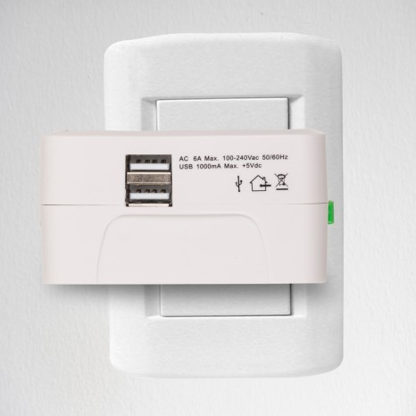 Adaptador Universal de Tomada Com Entrada USB
